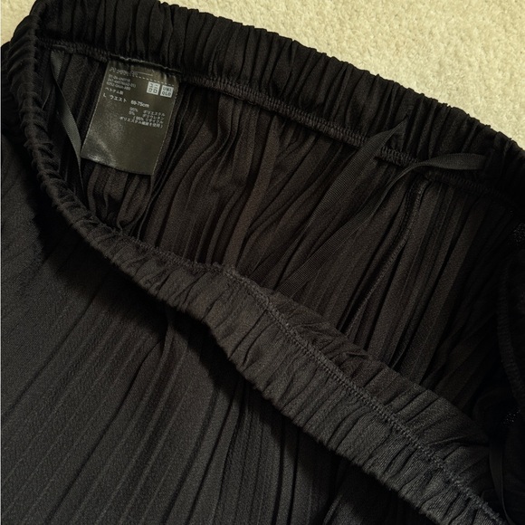 Uniqlo Black Pleated Pants - Picture 3 of 3